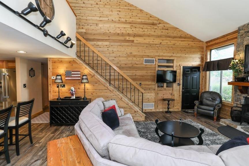 Apartment Seven Springs 2 Bedroom Premium Condo, Walk To Slopes *