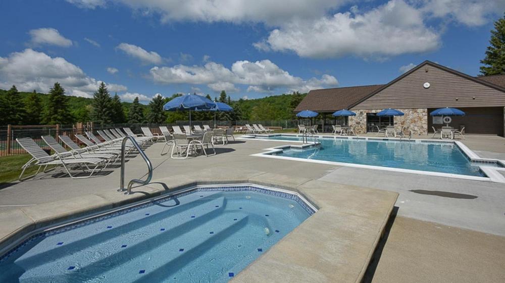 Seven Springs 2 Bedroom Premium Condo, Walk To Slopes Apartment *